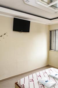 TV a/nebo společenská místnost v ubytování Hotel Tenda Jaçanã