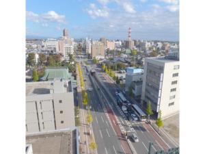 uma vista aérea de uma rua da cidade com edifícios em Hotel Alpha Inn Akita - Vacation STAY 67288v em Akita