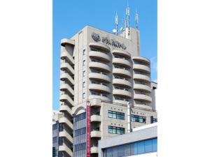 Hotel Alpha Inn Akita - Vacation STAY 67288v في أكيتا: مبنى عليه لافته