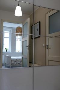 een spiegel in een kamer met een deur en een slaapkamer bij Feel at home - Old Town in Gdańsk