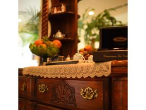 een houten dressoir met fruit erop bij Misawa City Hotel - Vacation STAY 81776v in Misawa