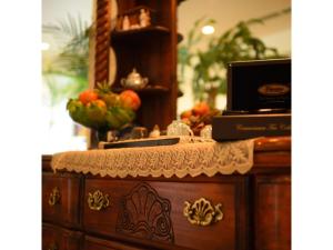drewniana komoda z owocami na górze w obiekcie Misawa City Hotel - Vacation STAY 81764v w Misawie