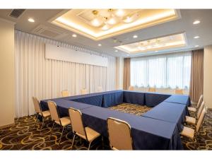 une grande salle de réunion avec une table bleue et des chaises dans l'établissement Misawa City Hotel - Vacation STAY 81776v, à Misawa