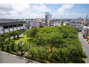 vistas a una ciudad con árboles y edificios en Misawa City Hotel - Vacation STAY 81776v en Misawa