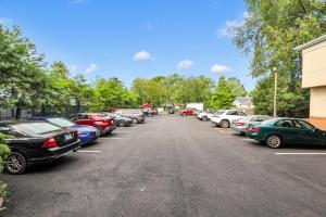 eine Reihe von Autos auf einem Parkplatz in der Unterkunft Horizon Inn in Avenel