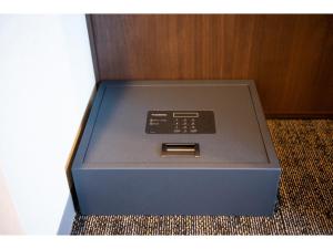 una caja azul con ordenador portátil en Hotel Celeste Shizuoka Takajo - Vacation STAY 94099v en Shizuoka