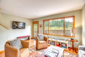 uma sala de estar com duas cadeiras e uma mesa em Mountain Village Home Steps to Ski Lift and Shuttle! em Telluride