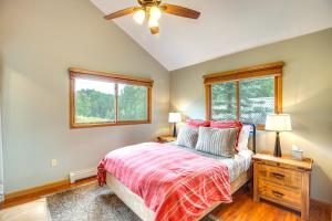 Schlafzimmer mit einem Bett und einem Deckenventilator in der Unterkunft Mountain Village Home Steps to Ski Lift and Shuttle! in Telluride