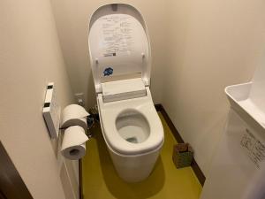 ein kleines Bad mit WC mit Schild drauf in der Unterkunft COFFEE HOTEL Soundwave - Vacation STAY 17827v in Fujisawa