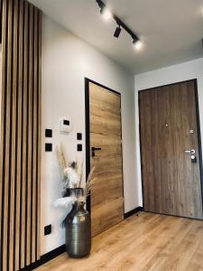 a room with a door and a vase with feathers at Motlawa Inn Apartment-Suna,Gym&Parking in Gdańsk +34 photos