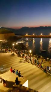 een menigte mensen die 's nachts op een pier staan bij Laerte & Dafne Holiday in Trappeto