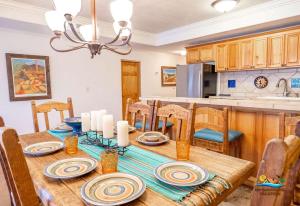 een eetkamer met een tafel en een keuken bij La Hacienda San Felipe Dream Home - Casa Sonora in San Felipe