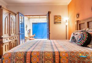 een slaapkamer met een bed en een vrouw in een deuropening bij La Hacienda San Felipe Dream Home - Casa Sonora in San Felipe