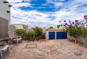 een patio met een tafel en stoelen op een bakstenen patio bij La Hacienda San Felipe Dream Home - Casa Sonora in San Felipe