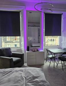 TV a/nebo společenská místnost v ubytování Luxury Family Room With Private bathroom in the heart of Edinburgh