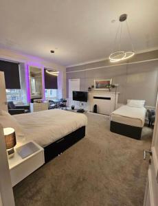 Postel nebo postele na pokoji v ubytování Luxury Family Room With Private bathroom in the heart of Edinburgh