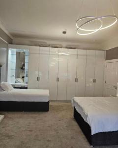 Postel nebo postele na pokoji v ubytování Luxury Family Room With Private bathroom in the heart of Edinburgh