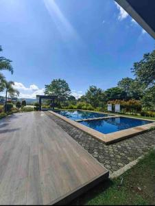 un'immagine di una piscina in una casa di 3 Bedroom Furnished House near SM CDO uptown a Cagayan de Oro