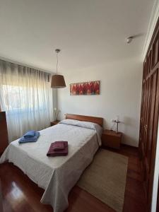 Apartamento Conchita في فيغو: غرفة نوم عليها سرير وفوط