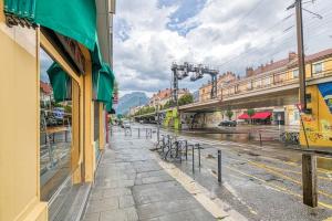 une rue de la ville avec des bâtiments et des vélos garés sur le trottoir dans l'établissement Entre gare et centre-ville: lit double, wifi, à Grenoble