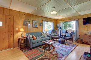 uma sala de estar com um sofá e uma mesa em Vintage Cottage by Leaburg Canal with Large Yard! em Vida