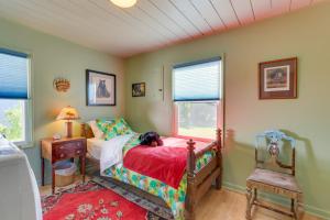 um quarto com uma cama com um cão a dormir nela em Vintage Cottage by Leaburg Canal with Large Yard! em Vida