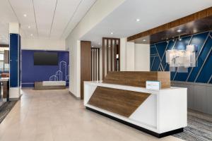 TV a/nebo společenská místnost v ubytování Holiday Inn Express - Strathroy by IHG