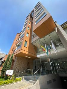 un edificio con banderas delante en Seven Inn Hotel, en Medellín