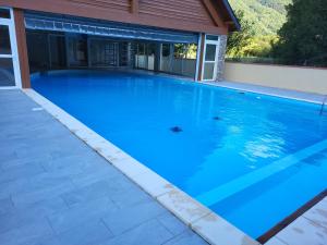 Bazén v ubytovaní Appartement T3 5 Pers Domaine Les PIC D'ARAN alebo v jeho blízkosti + 6 fotografií