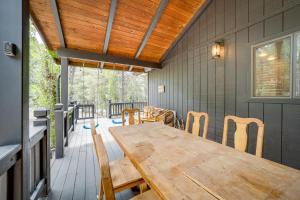 ein Esszimmer mit einem Holztisch und Stühlen in der Unterkunft Peaceful Cabin Between Flagstaff and Sedona! in Munds Park