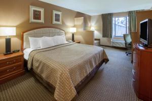 ein Hotelzimmer mit einem Bett und einem Flachbild-TV in der Unterkunft Quality Inn & Suites in Richfield