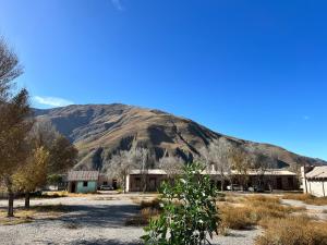 una montaña en medio de un desierto con casas en ¨Casa lo de Lalo¨ en Volcán