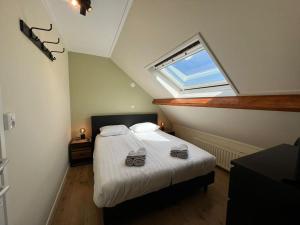 een slaapkamer met een bed met twee manden erop bij RB Hostel in Zierikzee