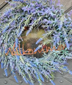 una corona de flores púrpuras con la palabra autismo en Wellness Ferienhaus, en Mechernich