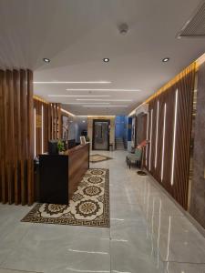 una hall con reception in un edificio di فندق زوايا الماسية فرع الحمراء a Medina