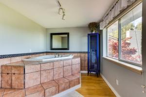 フェデラルウェイにあるFederal Way Vacation Rental Bay and Mountain Views!の洗面台と窓のあるバスルーム +24枚の写真