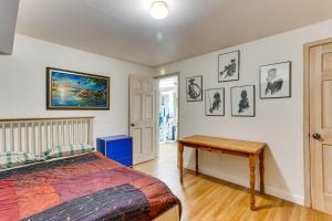 フェデラルウェイにあるFederal Way Vacation Rental Bay and Mountain Views!のベッドルーム1室(ベッド1台、壁にデスク付)