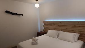 - une chambre avec un lit avec deux animaux rembourrés dans l'établissement Hotel Isabella Tayrona, à Los Naranjos