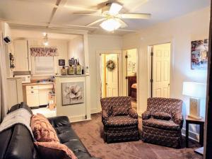 una sala de estar con un sofá y dos sillas en #05 - Lakefront Two Bedroom Cottage- Pet Friendly, en Hot Springs