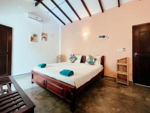 - une chambre avec un grand lit dans l'établissement Riverside Cabanas, à Mirissa