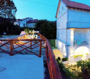 eine Brücke vor einem Gebäude mit einem Haus in der Unterkunft FOUR WHITE APARTMENTS in Agerola