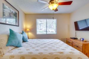 sypialnia z łóżkiem z wentylatorem sufitowym i oknem w obiekcie Show Low Vacation Rental Near Lake and Ski Resort! w mieście Show Low