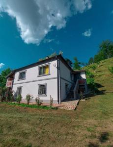 uma casa branca no topo de uma colina em Vikendica Nada em Ljubovija