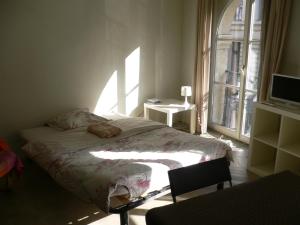 - une chambre avec un lit et une fenêtre dans l'établissement Vieux Marché - Centre historique, à Rouen
