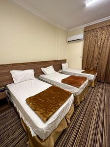 Кровать или кровати в номере فندق المقام السامي للغرف والشقق المفروشة