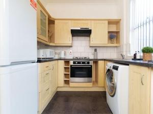 a kitchen with a stove and a dishwasher at The Victoria - Close to Centre - Sleeps 8 in Leeds