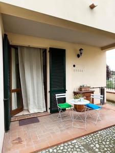 una casa con patio con mesa y sillas en Gli ulivi di Mafalda - Garden * Parking * City centre, en Spello