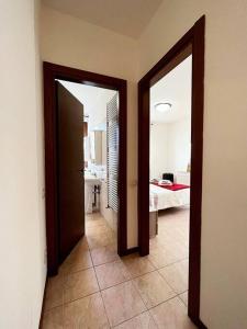 un pasillo con 2 puertas que conducen a una habitación en Gli ulivi di Mafalda - Garden * Parking * City centre, en Spello