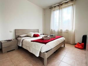 Un dormitorio con una cama con una manta roja. en Gli ulivi di Mafalda - Garden * Parking * City centre, en Spello