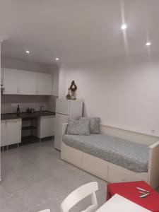 a living room with a bed and a kitchen at Apartamentos As de guía, playa de las canteras in Las Palmas de Gran Canaria